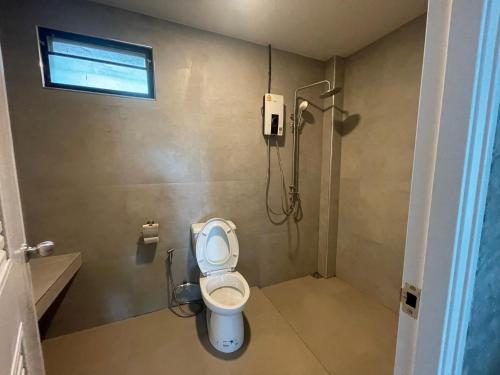 a bathroom with a toilet and a shower at Por Sampao Camp&Resort in Ban Pha Saeng Lang