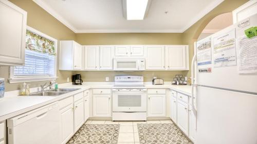 Kuchyň nebo kuchyňský kout v ubytování 323 Arbor Trace Home