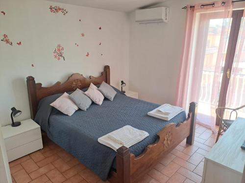 une chambre avec un lit avec des draps bleus et des oreillers roses dans l'établissement Casa Rachele, à Rome