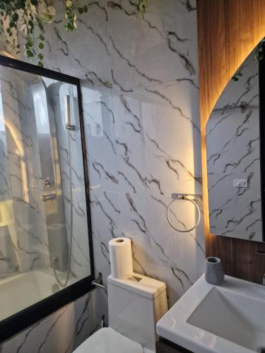 a bathroom with a toilet and a shower and a sink at Casa Navarro de paris in Tarapoto