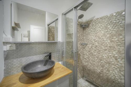 une salle de bain avec un lavabo et une douche en verre dans l'établissement Cannes hyper centre quartier historique du suquet -palais-croisette, à Cannes
