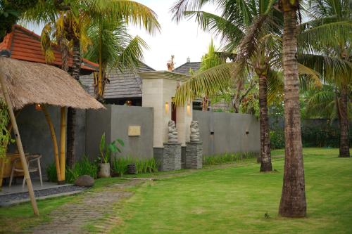 Taman di luar Jero Kelodan Villa - Yeh Gangga