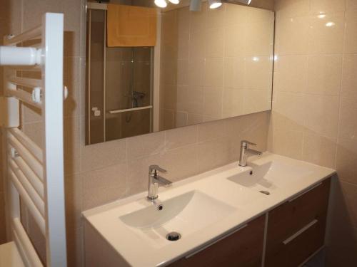 une salle de bain avec un lavabo et un miroir dans l'établissement T2 chaleureux 6 pers, Les Orres 1650, calme, proche remontées et commerces - FR-1-322-580, aux Orres