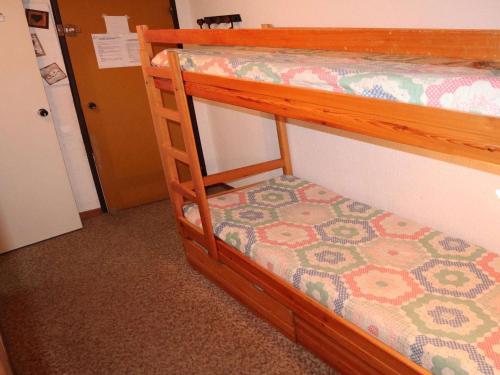 - un lit superposé avec un cadre en bois dans l'établissement Studio calme, balcon, à 100m des pistes et commerces - idéal pour 4 personnes - FR-1-322-579, aux Orres