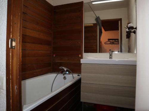 Studio calme, balcon, à 100m des pistes et commerces - idéal pour 4 personnes - FR-1-322-579