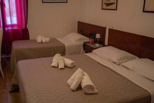 Ένα ή περισσότερα κρεβάτια σε δωμάτιο στο Hotel Ariston