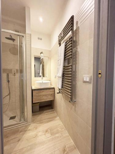 a bathroom with a sink and a shower at Tibur Parva - Intero Appartamento nel Borgo medievale in Tivoli
