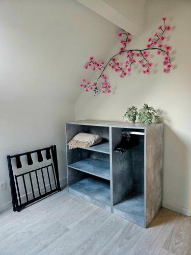 a gray cabinet in a room with a branch on the wall at Begijnhof Viva Tongeren in Tongeren