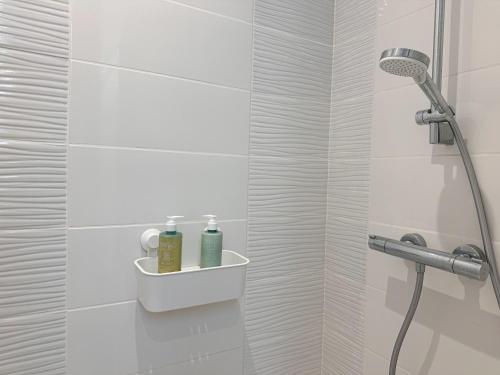 a bathroom with a shower with a shower head at Le Nid de la Pointe - Appartement 2 chambres in Saint-Pryvé-Saint-Mesmin