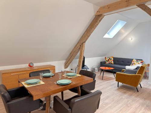 une salle à manger avec une table et quelques chaises dans l'établissement Le Nid de la Pointe - Appartement 2 chambres, à Saint-Pryvé-Saint-Mesmin