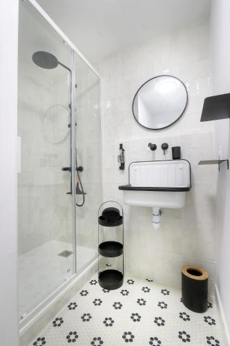 une salle de bain blanche avec un lavabo et une douche dans l'établissement Cosy Inkermann, à Rennes