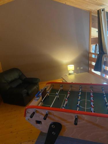 - un salon avec une table de ping-pong dans l'établissement LE GîTE DES DAINES, à Lavans-lès-Saint-Claude