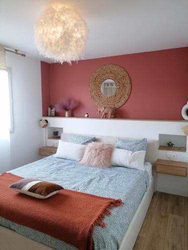 - une chambre dotée d'un lit avec un mur rouge dans l'établissement Cocon de douceur à 10 min de la plage, à Alénya