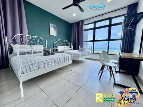 Postel nebo postele na pokoji v ubytování Atlantis Residences Melaka by HeyStay Management