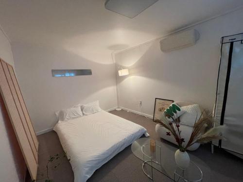 Un dormitorio con una cama, una mesa y una silla. en Goyo inn Sillim, en Seúl
