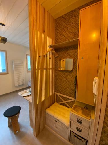 La salle de bains est pourvue d'un lavabo et d'un bureau avec un tabouret. dans l'établissement Charmant studio quartier salins 5mn gare routiere, à Clermont-Ferrand