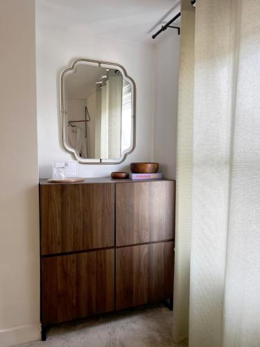 a bathroom with a mirror and a wooden dresser at Modern Terrace home - 2 bedroom - University Hospital City Centre in Reading