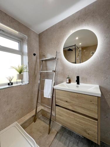 a bathroom with a sink and a mirror at Modern Terrace home - 2 bedroom - University Hospital City Centre in Reading