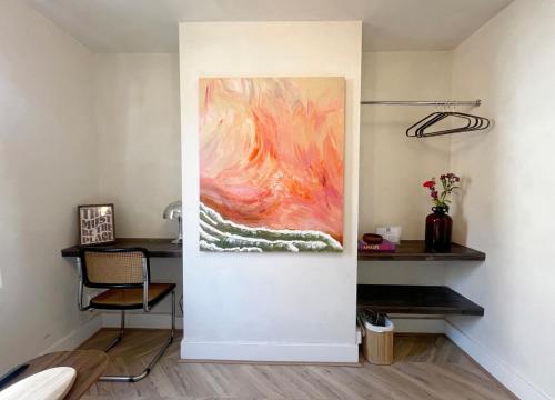 a room with a painting on the wall at Modern Terrace home - 2 bedroom - University Hospital City Centre in Reading