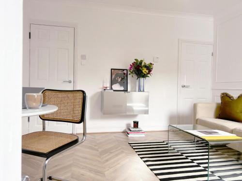 a living room with a glass table and a couch at Modern Terrace home - 2 bedroom - University Hospital City Centre in Reading