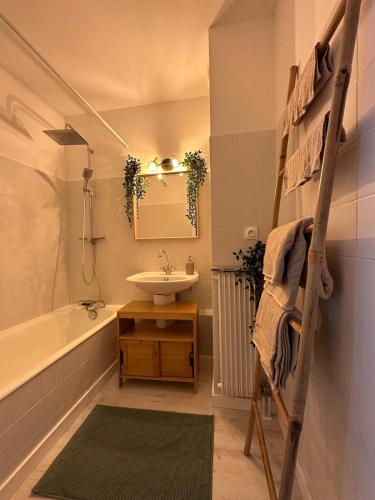 une salle de bain avec un lavabo et une baignoire dans l'établissement Bohemian studio in Menton close to sea with parking, à Menton