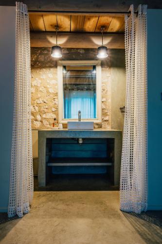 une salle de bain avec un lavabo et une fenêtre dans l'établissement Le Mas du Bout, à Eygalières