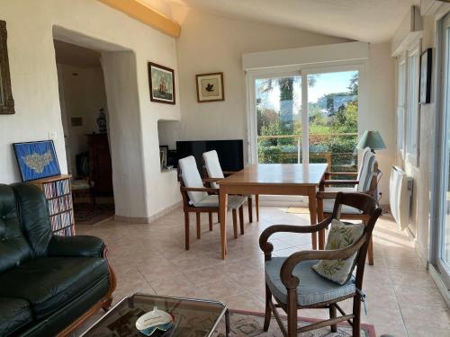 un salon avec une table et un canapé dans l'établissement Location de vacances avec vue mer à Le Palais - FR-1-418-264, au Palais
