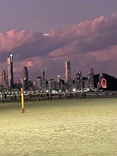 - une vue sur la ville depuis la plage la nuit dans l'établissement Ap em Balneário Camboriú, à Balneário Camboriú