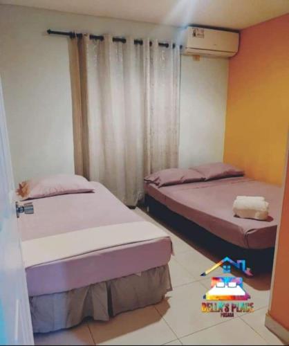 two beds in a room with a toy on the floor at Bellas Place in San Andrés