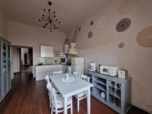 Dapur atau dapur kecil di Klimatyczny Apartament w centrum Starego Miasta