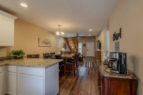 cocina y sala de estar con comedor en 3BR WALK-IN with Loft - Pool - Lake Access - FREE TICKETS INCLUDED - RH230B, en Branson