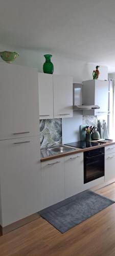 Grand studio Sophie coin nuit cosy rénové avec goût Wi-Fi balcon parking 50m des cures libre 4 juillet au 21 août