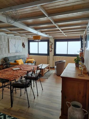 Photo de la galerie de l'établissement Grand appartement vue magnifique, à Murat-le-Quaire