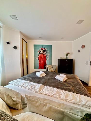 Кровать или кровати в номере Stilvolle Einliegerwohnung mit Boxspringbett