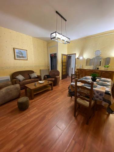 un salon avec un canapé et une table dans l'établissement Logement Spacieux 3 Chambres à Azay-le-Rideau, à Azay-le-Rideau