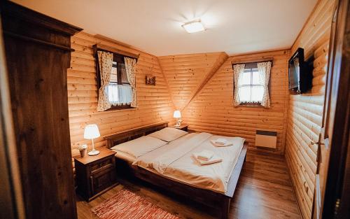 Postel nebo postele na pokoji v ubytování Chalúpky u babky - Chalúpka 18 s vírivkou