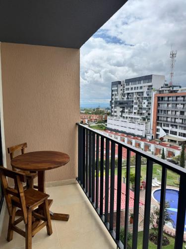 a balcony with a table and a view of a city at Apartamento en el norte de armenia Hito 18 - Apto 801 in Armenia