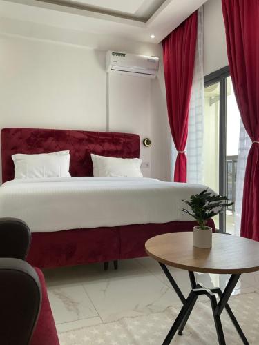 Ένα ή περισσότερα κρεβάτια σε δωμάτιο στο Bi-Hotel 2