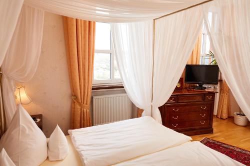 Кровать или кровати в номере Schloßhotel Kurfürstliches Amtshaus Dauner Burg