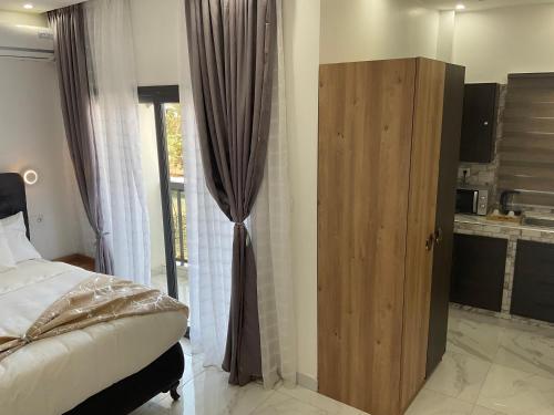 Ένα ή περισσότερα κρεβάτια σε δωμάτιο στο Bi-Hotel 2