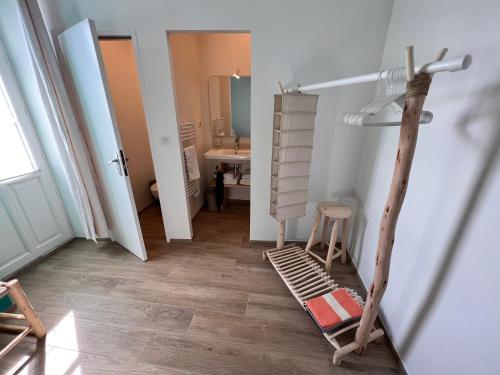une chambre avec une échelle et une chambre avec une salle de bains. dans l'établissement Escale Aixoise chambre privé, centre bourg, 50m de la mer, à Île-d'Aix