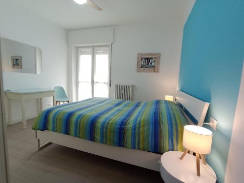 Postel nebo postele na pokoji v ubytování The Boulevard Alcove semi-central&quiet suite, with balcony!