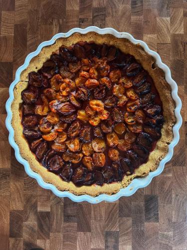 a pecan pie sitting on top of a table at Maison d'hôtes La Doucelle culture et bien-être in Lignieres-Orgeres