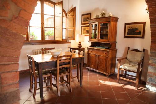 a dining room with a wooden table and chairs at Tenuta Lupinari in Bucine