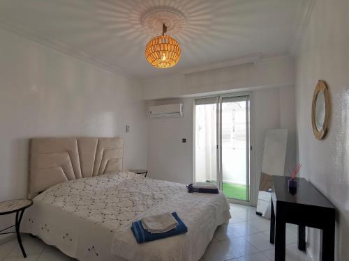 - une chambre avec un lit, un bureau et une horloge dans l'établissement Xavier's Home, à Rabat