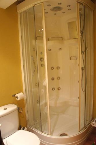 Un baño de Apartamentos Codallos