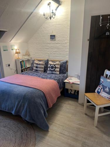 En eller flere senge i et værelse på Turning Tides Holiday Cottage