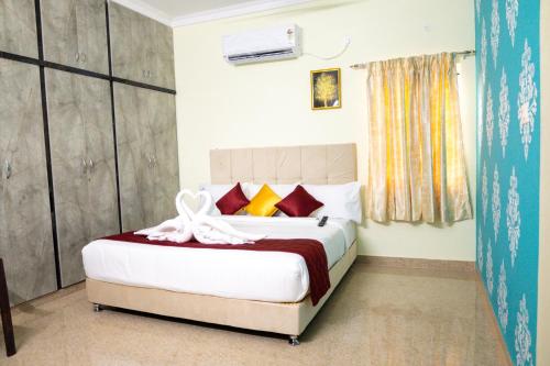 Кровать или кровати в номере EkanteSrivari Stayinn - Tirupati