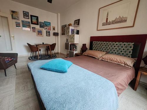 une chambre avec un grand lit et une table dans l'établissement Central Studio, à Nice