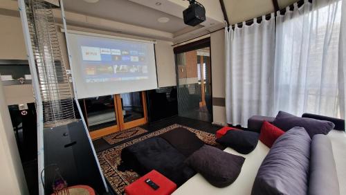 Una televisión o centro de entretenimiento en Sky Lounge Terrazza di Cesare Luxury Rooftop minipiscina-spa Sala Cinema WIFI parcheggio